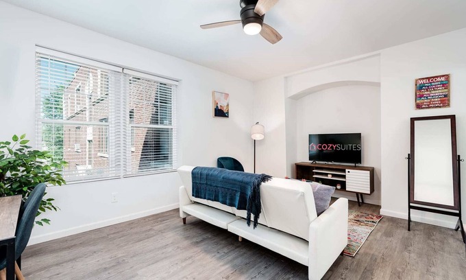 DeBaliviere Place Apartment | Elegant Cozysuites 2BR Condo w/parking! 03