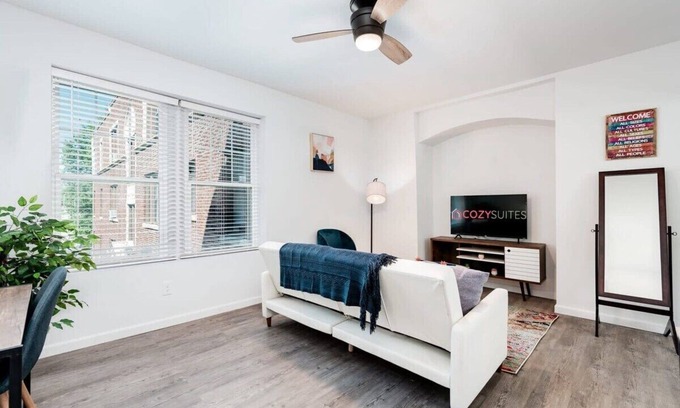 DeBaliviere Place Apartment | Elegant Cozysuites 2BR Condo w/parking! 03