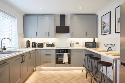 Norwich House | Elegant Design 75" Smart Tv Long Stay Welcome
