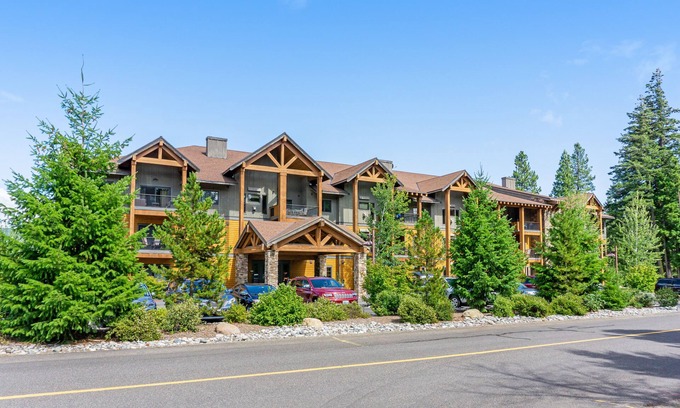 Cle Elum House | Elegant, dog-friendly retreat w/shared pool & fireplace - near trails
