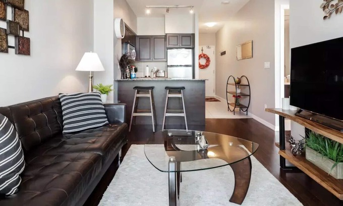 Fort York Apartment | Elegant Downtown Oasis with City and Lake Views Plus Parking