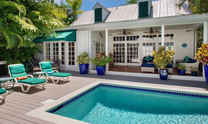 Bahama Village House | *ELEGANT ESCAPE @ THE ANNEX* Lavish Private Home & Pool + LAST KEY SERVICES…