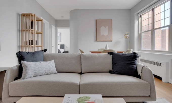 Evanston Apartment | Elegant Evanston 2BR, 1 mile from Northwestern campus, by Blueground