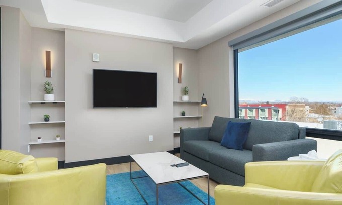 Berkeley Hotel | Elegant Flat on Tennyson Street w/Balcony + Rooftop Patio