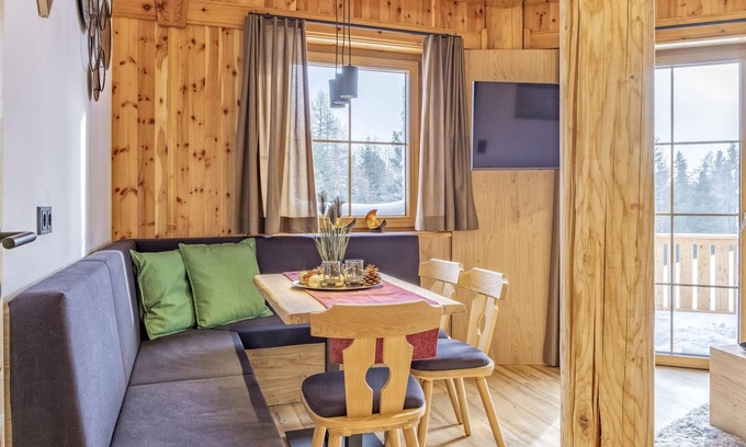 Weisspriach Apartment | Elegant flat with sauna and ski-in/ski-out