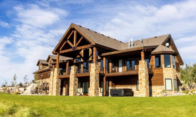 Ashton Cabin | Elegant Grand Cabin w/Hot Tubn