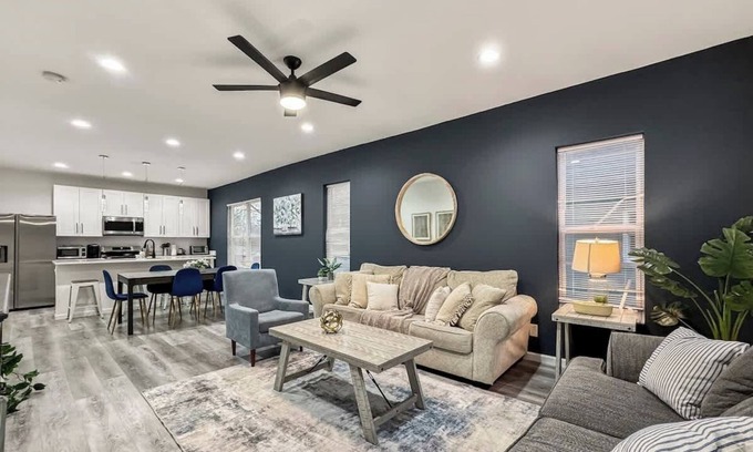 Kessler House | Elegant Home 3BD | Sleeps 12 | Free Parking