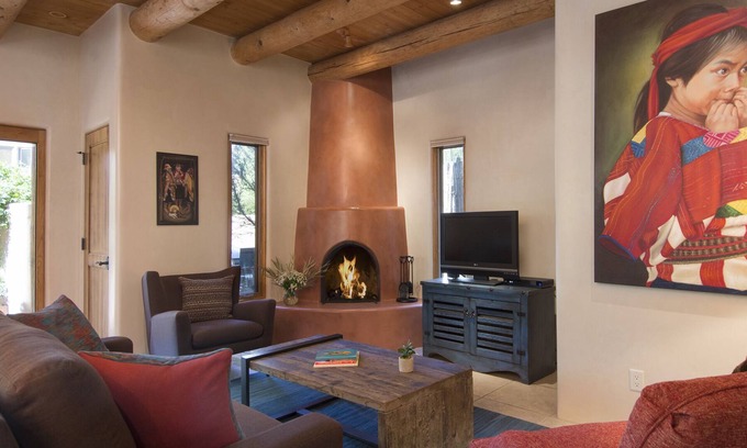 Northeast Santa Fe House | Elegant Home~ Easy walk to Plaza~ 2 king beds~2 full baths~