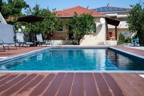 Egira House | Elegant house by the sea with pool