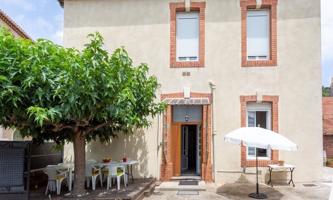 Roquebrun House | Elegant house with terrace, by the river