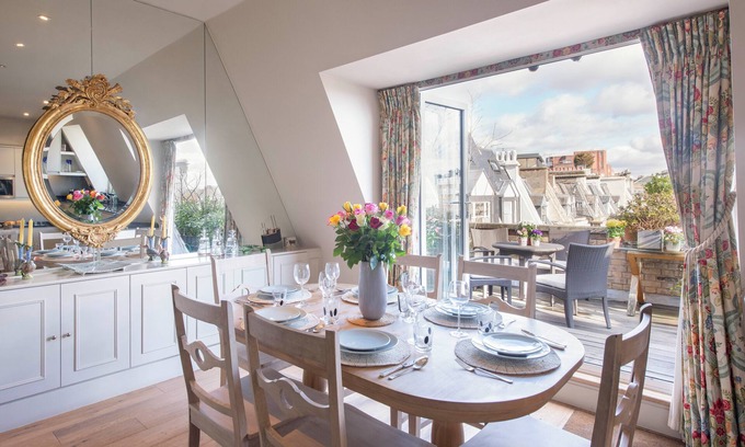 Queen's Gate Apartment | Elegant Kensington Retreat w/Balcony & Elevator Access