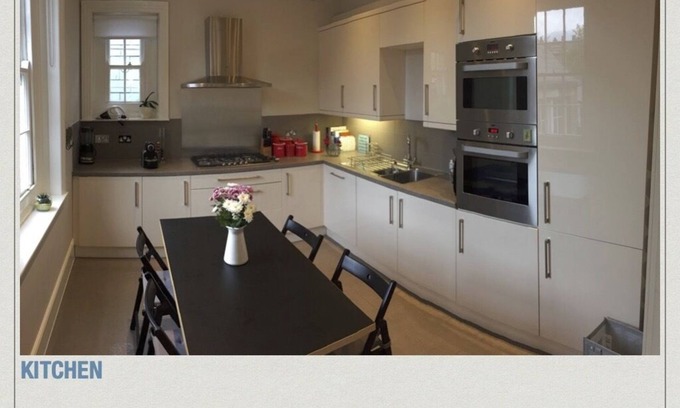 West Kensington Apartment | Elegant Modern 1 Bedroom Apartment in Central London