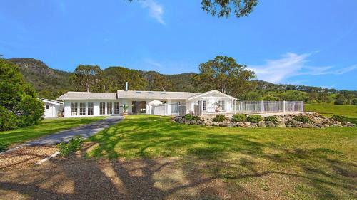 Gloucester House | Elegant & Modern Home - Retreat In Gloucester Tranquil Rural Escape With Pool & Views