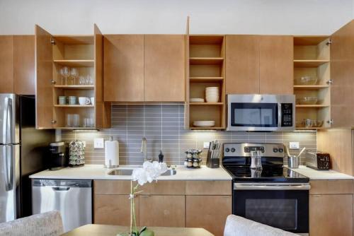 King William Apartment | Elegant Modern Studio mins from Riverwalk