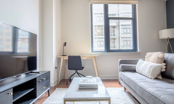 Mount Vernon Triangle Apartment | Elegant Mount Vernon 1BR w/ Gym + 2 Pools near Chinatown, by Blueground