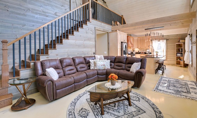 Newport Cabin | Elegant Newport Cabin w/Porch & Lake Access