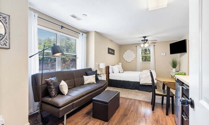 Branson West Condo | Elegant Oasis in the Ozarks: Queen Studio Suite at StoneBridge Village