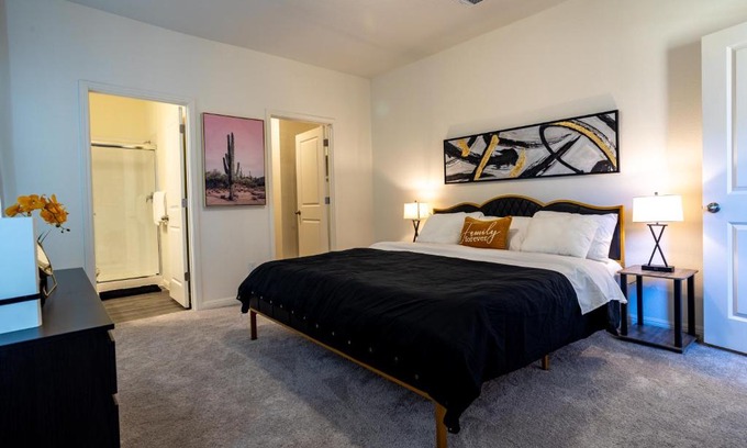 Hutto House | Elegant Private bedroom w/ en suite bathroom