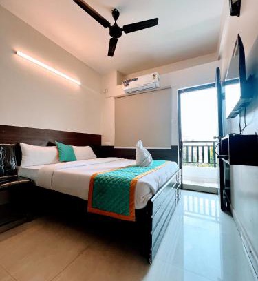 Jayanagar Hotel | Elegant Queen Room with Private Balcony & AC
