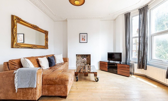 Queen's Park Apartment | Elegant Queen’s Park Retreat with Balcony