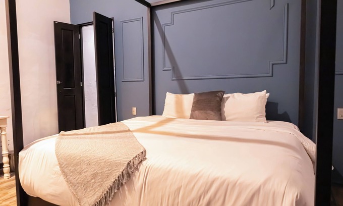 La Cruz Bed & Breakfast | Elegant room in Querétaro's Historic Center