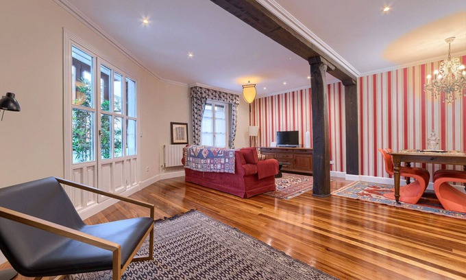 San Francisco Apartment | Elegant Renovated Ballroom with WiFi