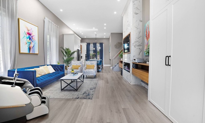 Courtice House | Elegant Safe Haven W/Home Theatre,Arcades, MSG Chair, Bckyrd ,Skylight near 401