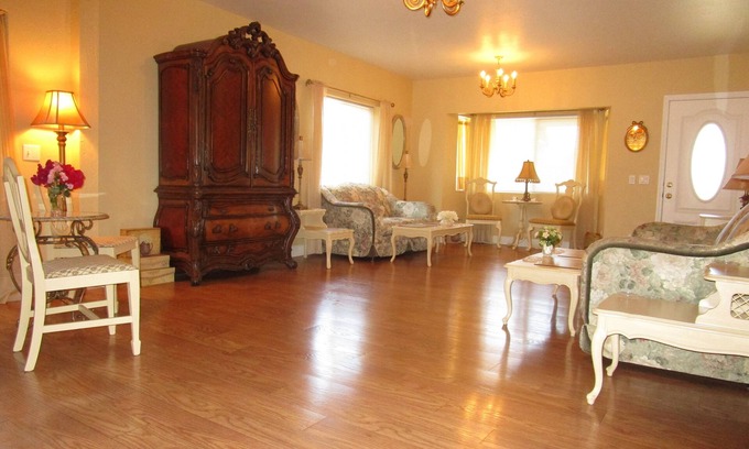 Creswell House | Elegant & Spacious Home! 5 Bed & 3 Bath, 15 min. to U of O, Sleeps 14, 174.00