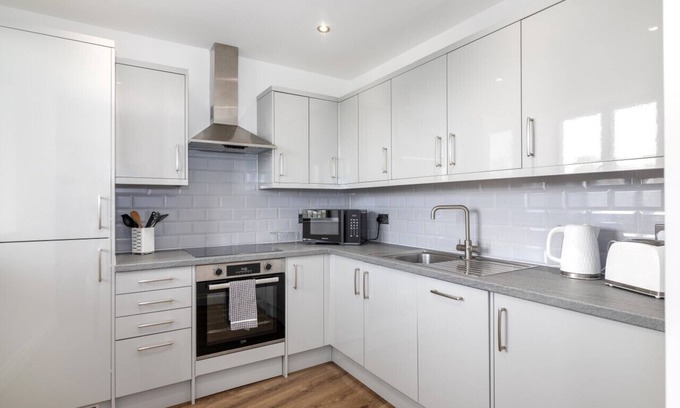 Brentwood Apartment | Elegant Spacious Luxury 2 bed Apartment Sleeps 6