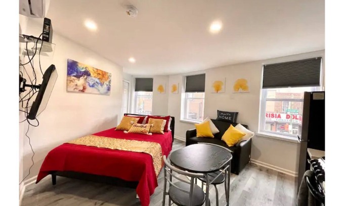 Passyunk Square Apartment | Elegant Square