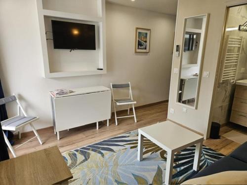 Biarritz Apartment | Elegant studio, 2-4 people, WiFi, pool, parking