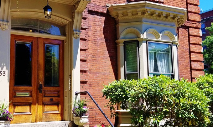 Parkside Apartment | Elegant, Sunny, 2 Bedroom Townhouse Apartment, in the Heart of Downtown Portland