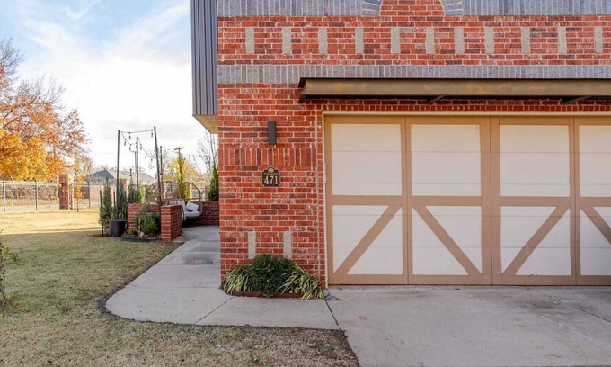 Edmond House | Elegant Townhome w/Rooftop Jacuzzi & Private Gym - downtown Edmond
