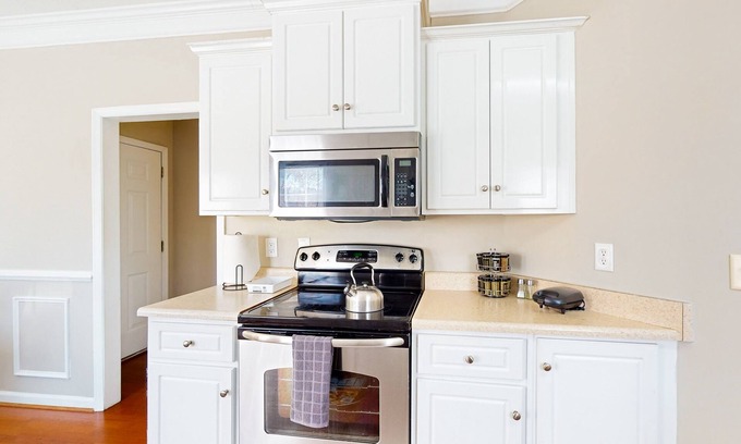 Gracewood House | Elegant townhome with fenced yard, community pool, & W/D - near golf