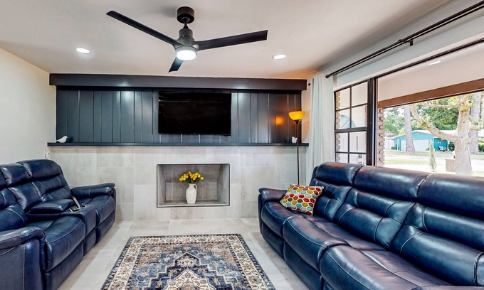 Madeira Beach House | Elegant twin home close to the beach/dog-friendly yard, patio, & washer/dryer
