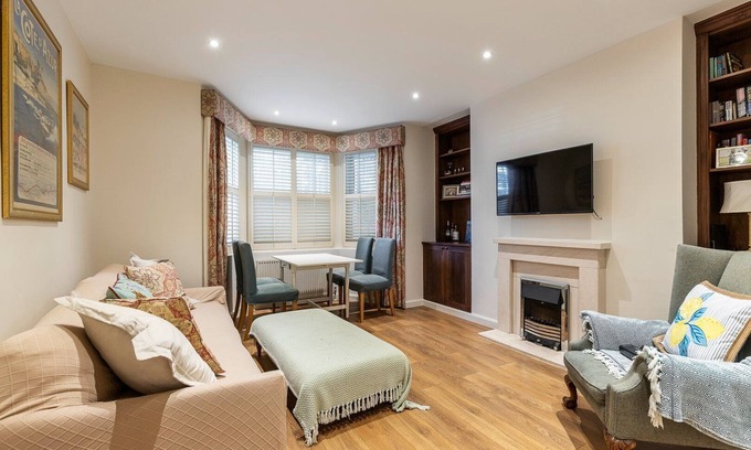 Redcliffe Apartment | Elegant Two Bedroom Flat in Redcliffe Gardens