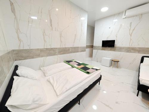Stuwerviertel Apartment | Elegant Vienna Apartments in Prime Location Steps from Danube & Prater YB4