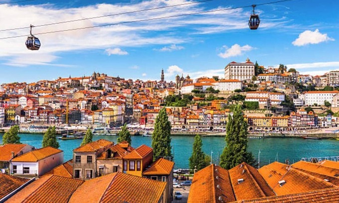 Vila Nova de Gaia Apartment | Elegant Villa with Spectacular Douro River Views: Luxurious Retreat Near Porto