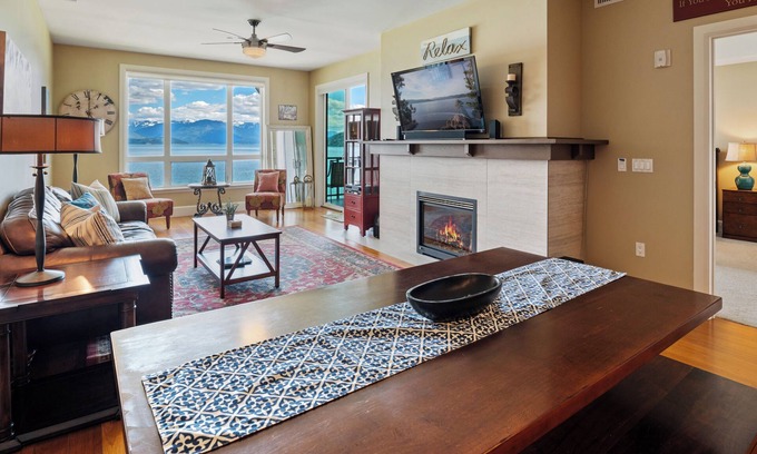 Sandpoint Condo | Elegant Waterfront Condo w/Boat Slip Included | Pool & Hot Tub