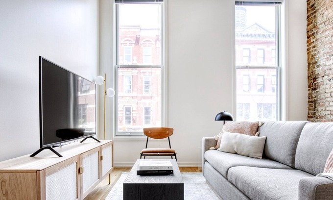 Wicker Park Apartment | Elegant Wicker Park 1BR w/ W/D, 1 block to L, Six Corners, by Blueground