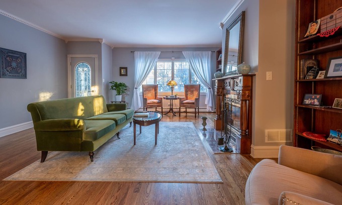 Oak Park House | Elegantly decorated spacious 4 bedroom, 5 bathroom home in historic Oak Park