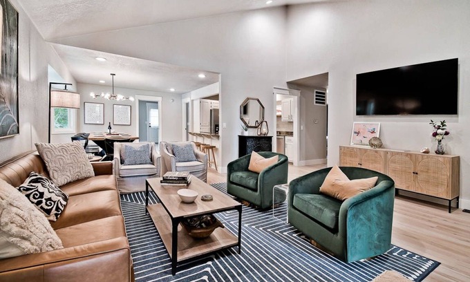 Bella Vista House | Elegantly decorated home located right next to the Lago Vista Spur bike trail