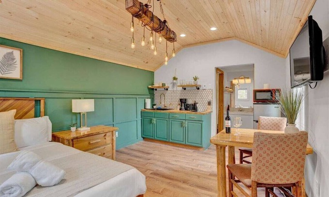 Canadensis Cabin | Elements Modern Red | Poconos Cabin in the Pines