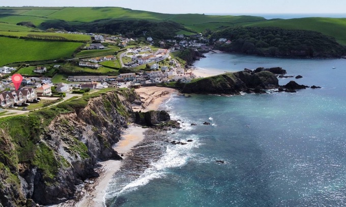 Hope-Cove Apartment | Elender Cove - a luxury coastal apartment footsteps from the beach