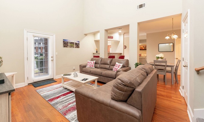 Tuscaloosa House | Elephant Hideaway: 3-Bed Townhome Near University of Alabama with Pool & Amenities