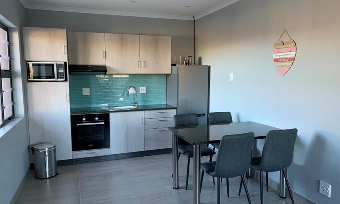 Moses Kotane House | Elephant House, 2 bedroom House, Next to Pilanesberg and Sun City