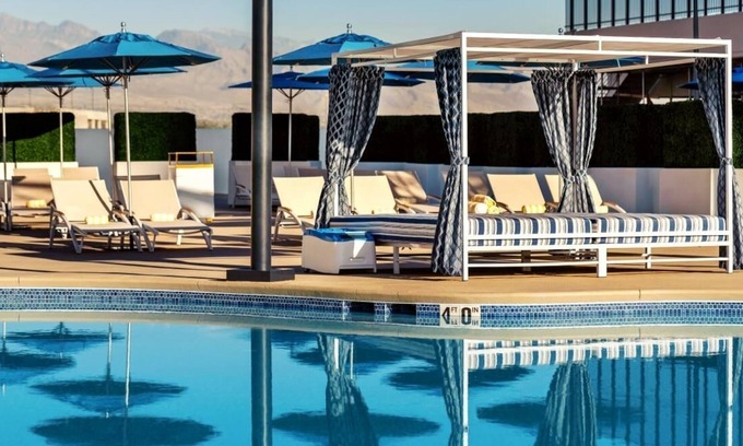 Gateway District Hotel | Elevate 2 Queens at The STRAT Hotel, Casino & Tower