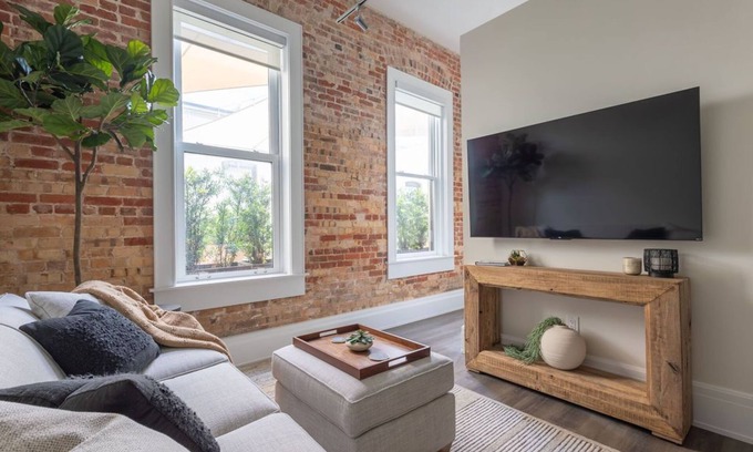 Downtown Condo | Elevate your escape!