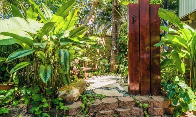 Alawa House | Elevated Tropical House