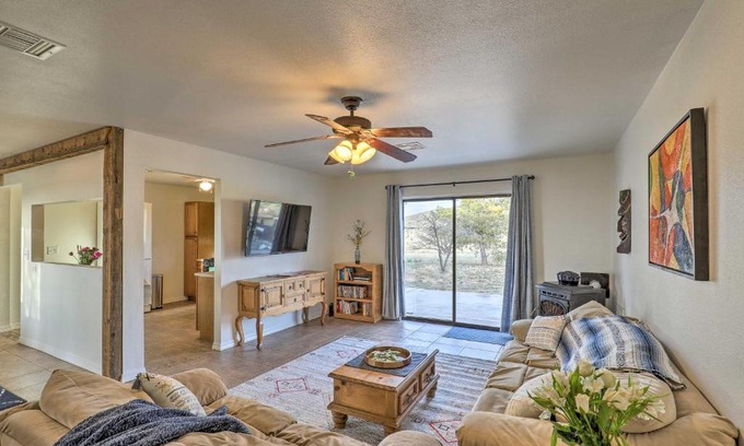Elgin House | Elgin Home with Mountain Views about 3 Miles to Wineries